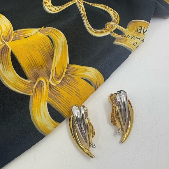 Vintage MONET two toned earrings - clip ons - Picture 2 of 5